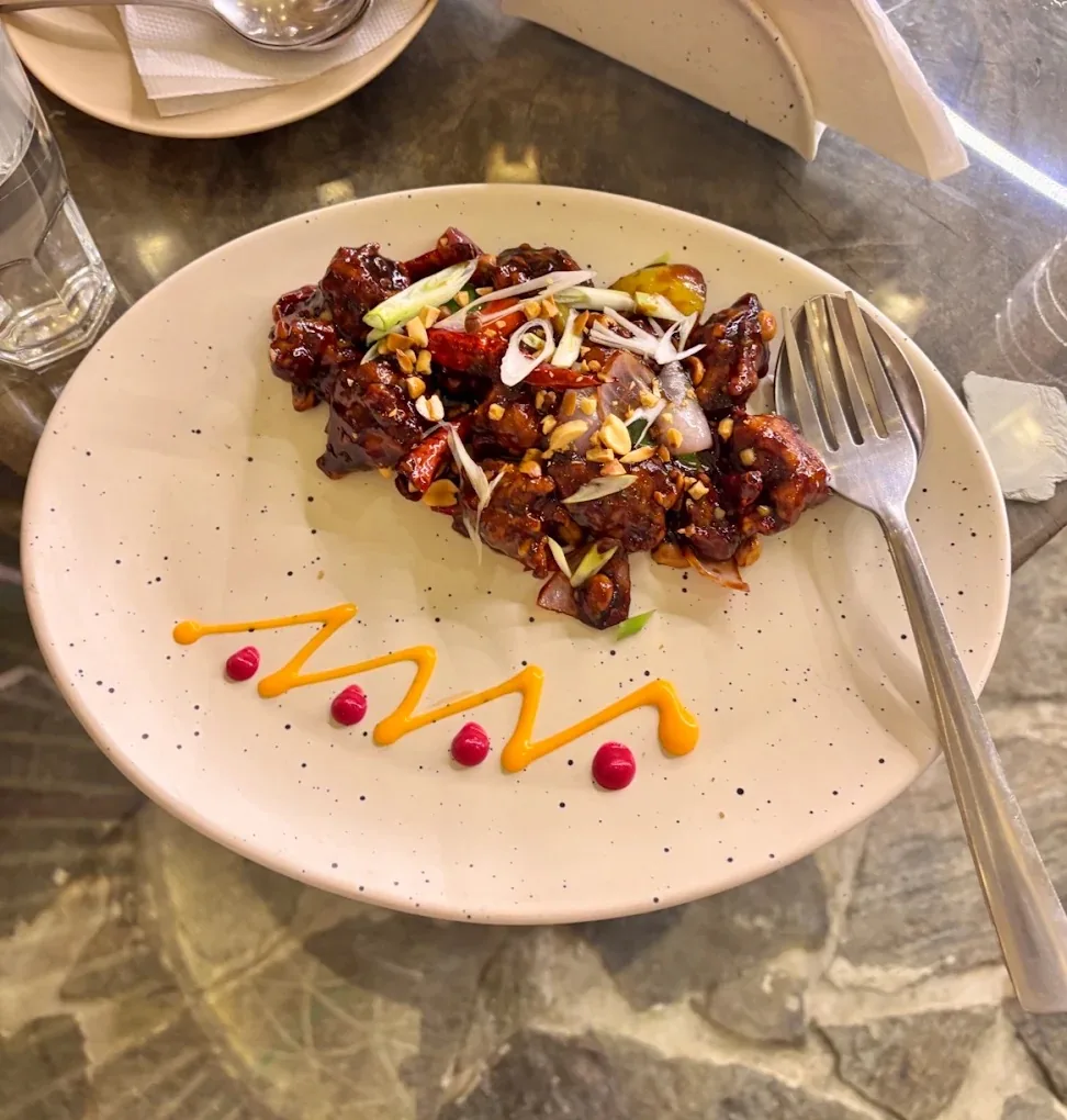 Chilli chicken plated with sauce